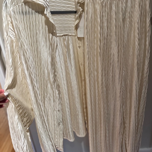 Ivory Satin Textured Two-Piece Set – Size S ✨ - Picture 2 of 4